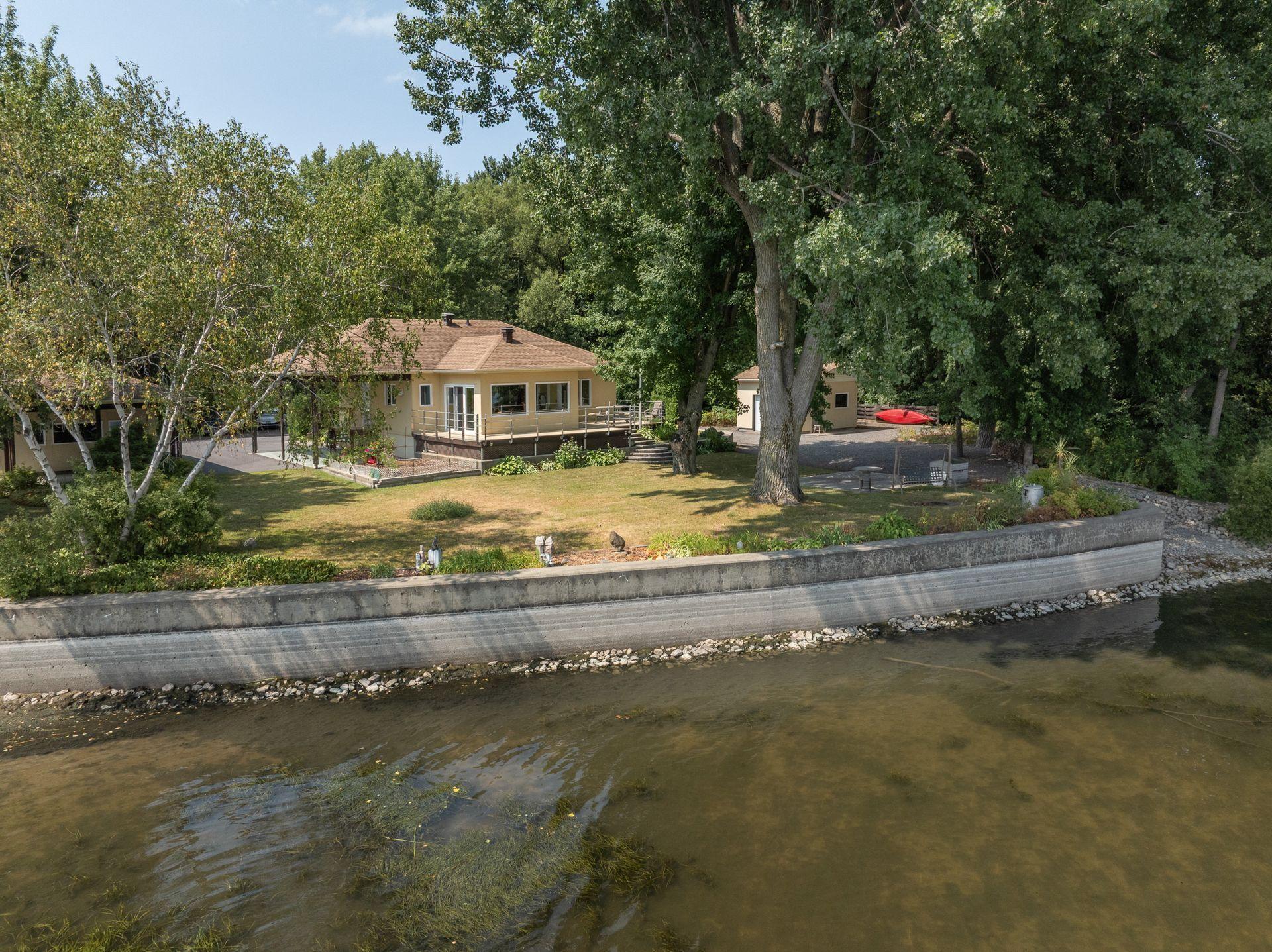 









275


1re Rue

,
Saint-Blaise-sur-Richelieu,




QC
J0J1W0

