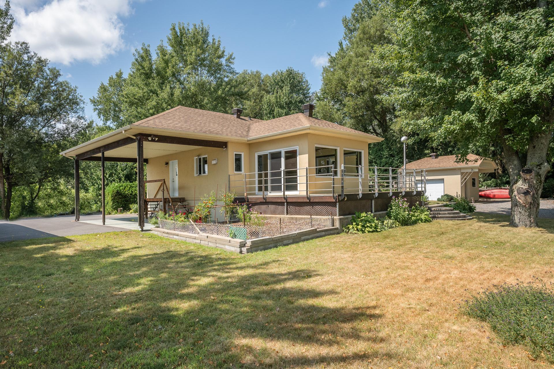 









275


1re Rue

,
Saint-Blaise-sur-Richelieu,




QC
J0J1W0

