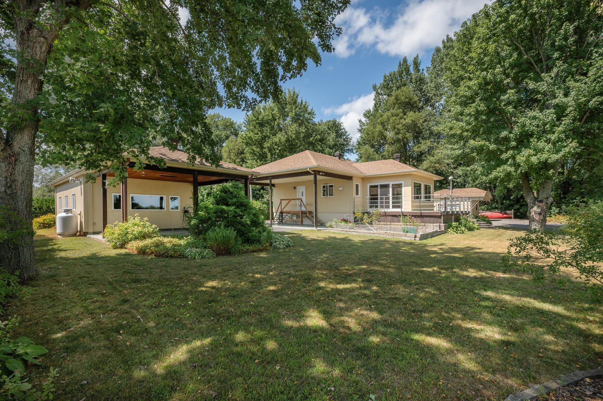 









275


1re Rue

,
Saint-Blaise-sur-Richelieu,




QC
J0J1W0

