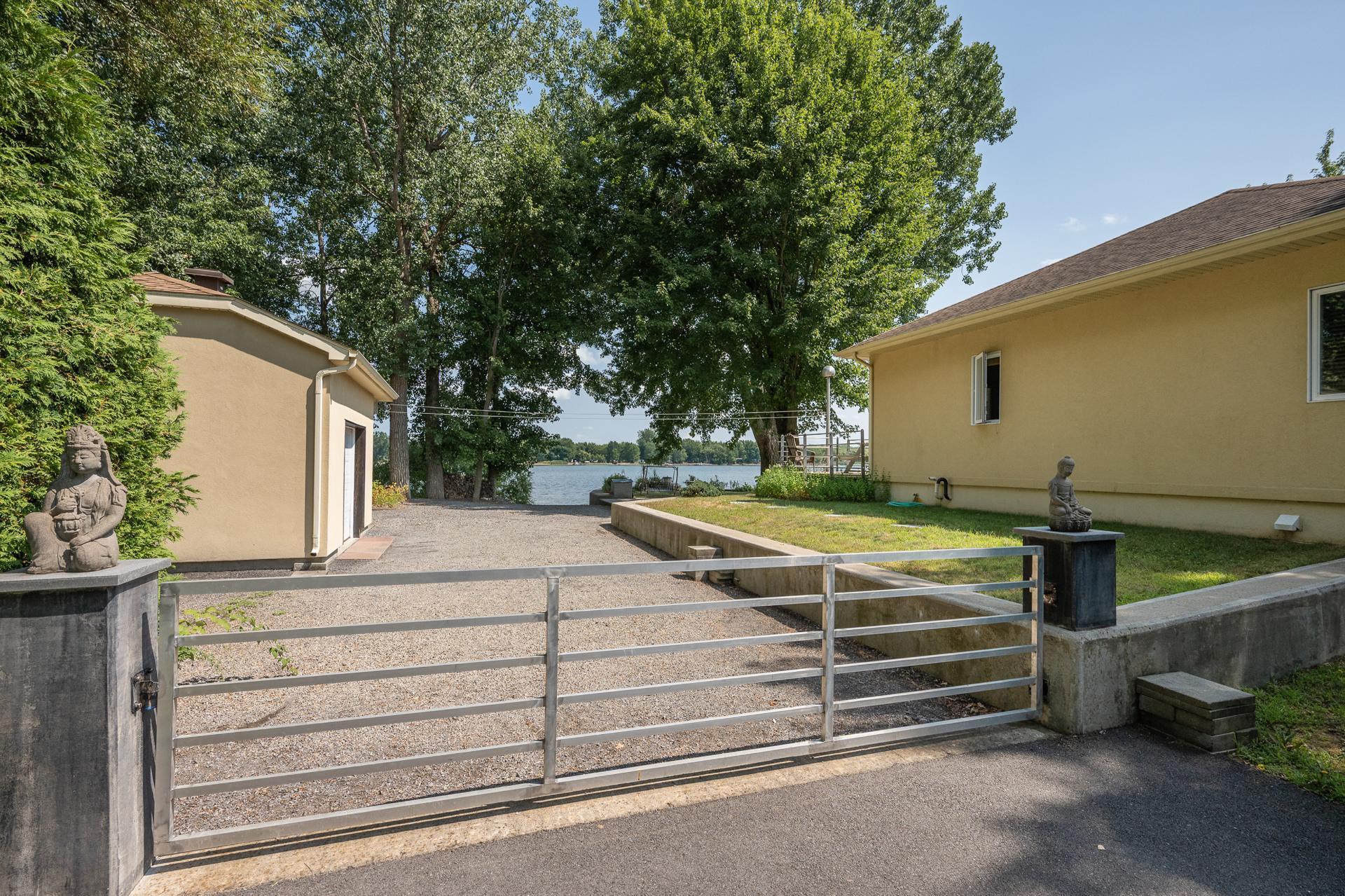 









275


1re Rue

,
Saint-Blaise-sur-Richelieu,




QC
J0J1W0

