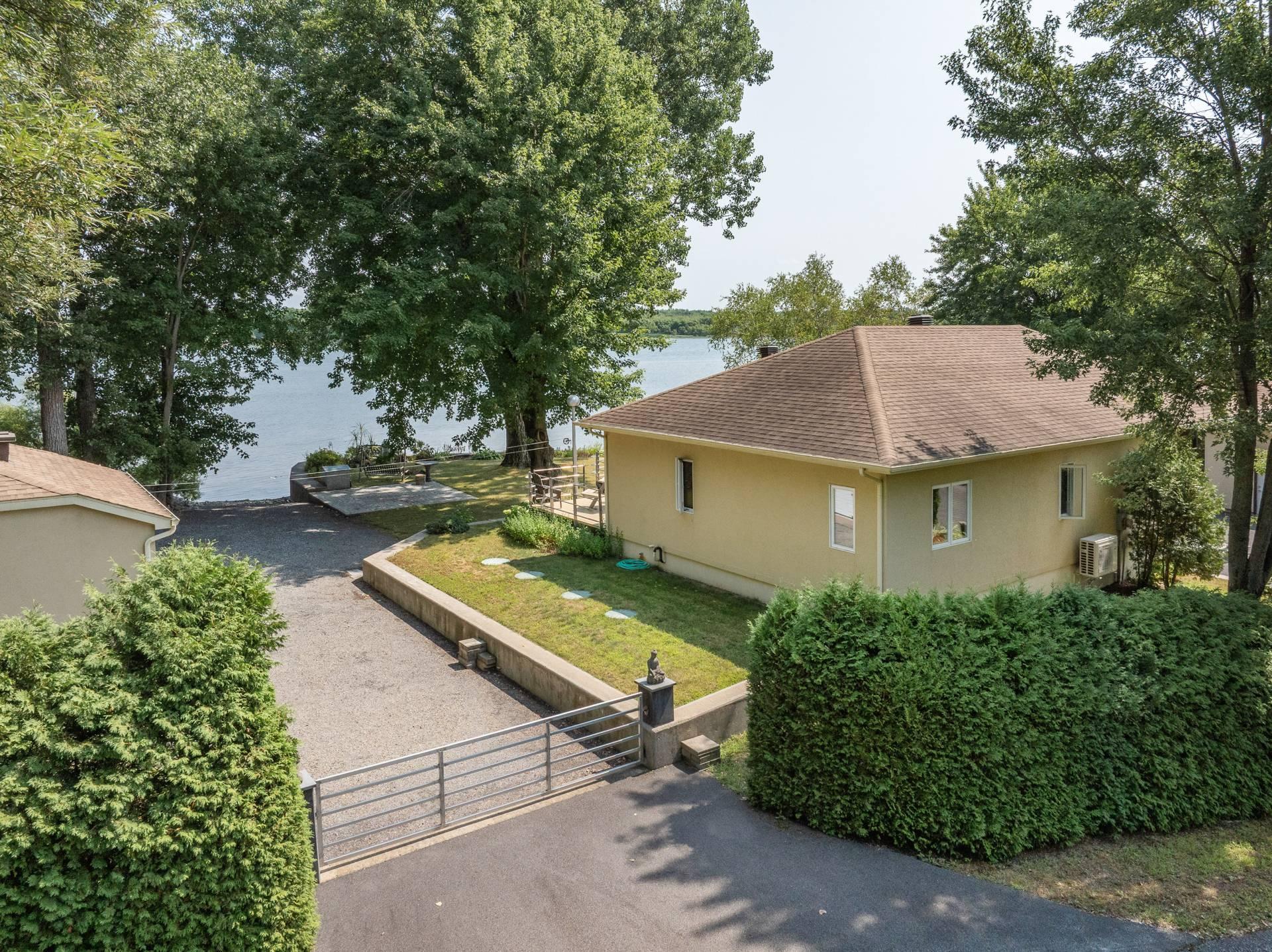 









275


1re Rue

,
Saint-Blaise-sur-Richelieu,




QC
J0J1W0

