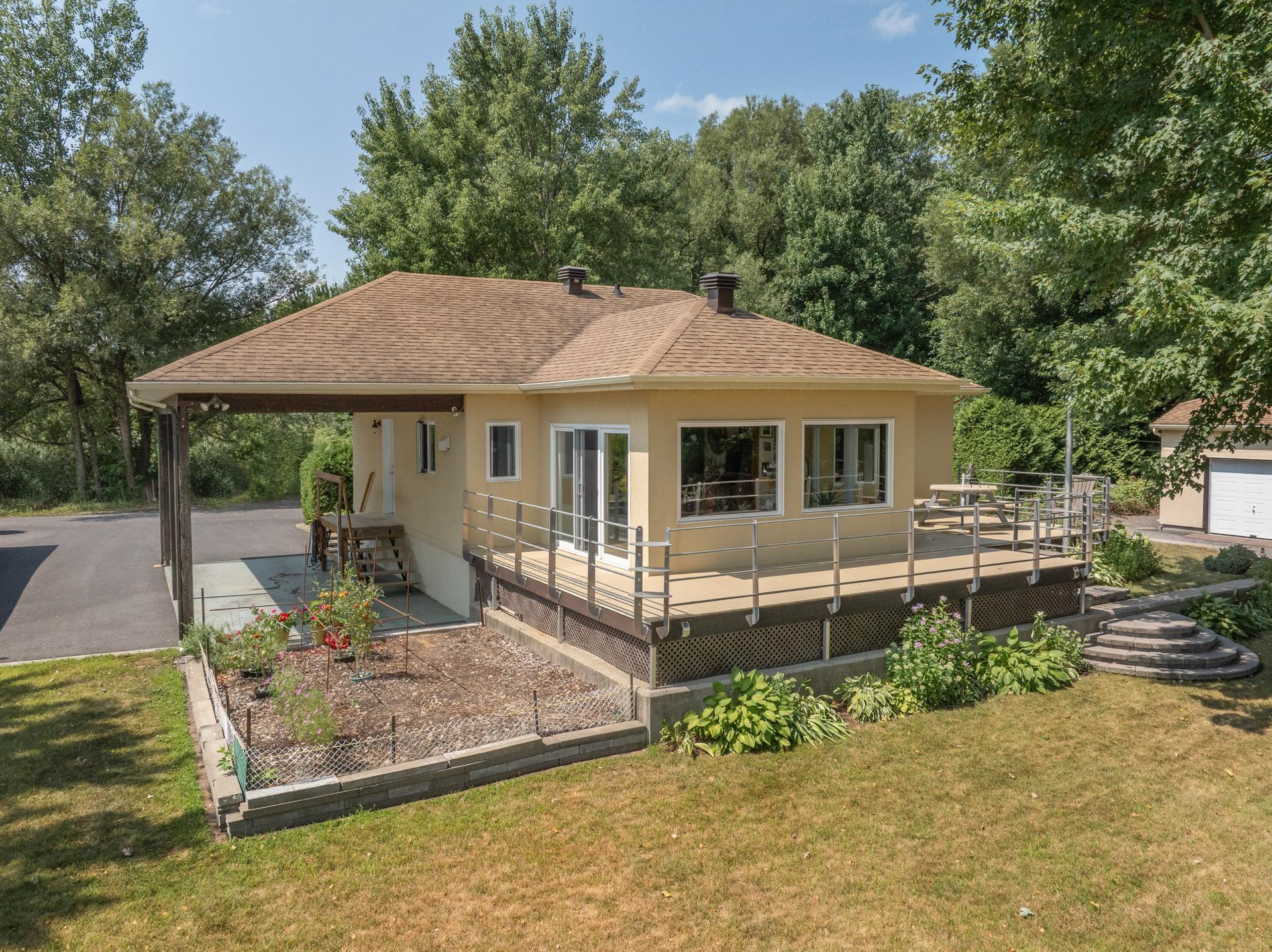 









275


1re Rue

,
Saint-Blaise-sur-Richelieu,




QC
J0J1W0

