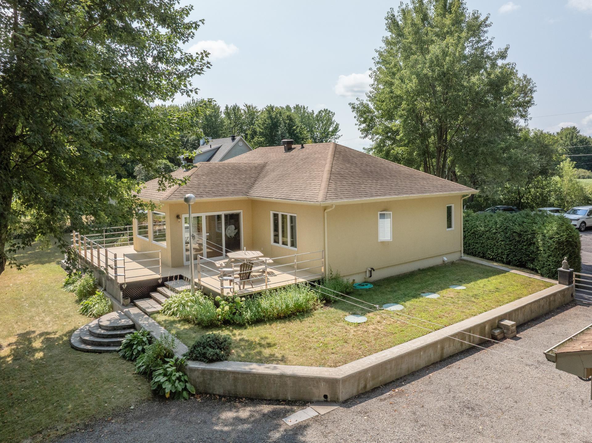 









275


1re Rue

,
Saint-Blaise-sur-Richelieu,




QC
J0J1W0

