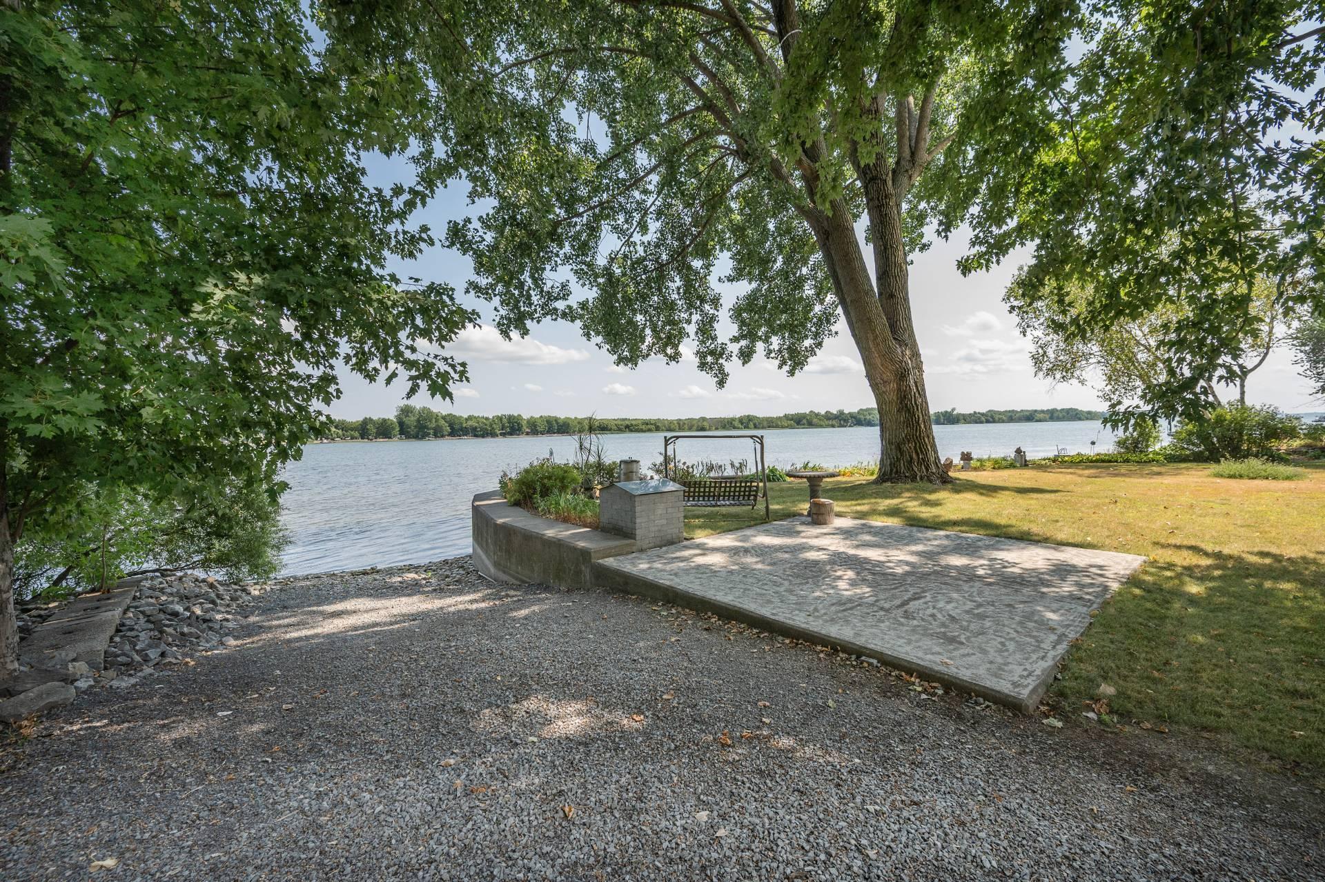 









275


1re Rue

,
Saint-Blaise-sur-Richelieu,




QC
J0J1W0

