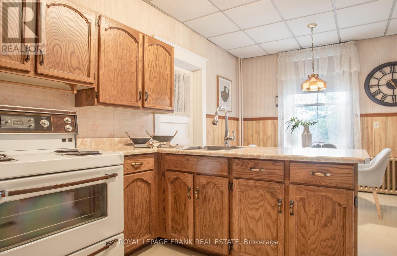 












33 FAIRBANKS STREET

,
Oshawa (Central),




Ontario
L1H2L7

