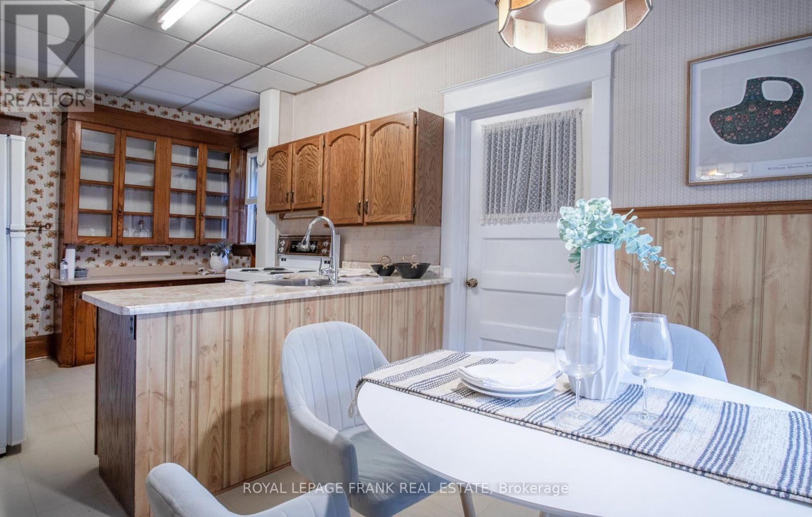 












33 FAIRBANKS STREET

,
Oshawa (Central),




Ontario
L1H2L7

