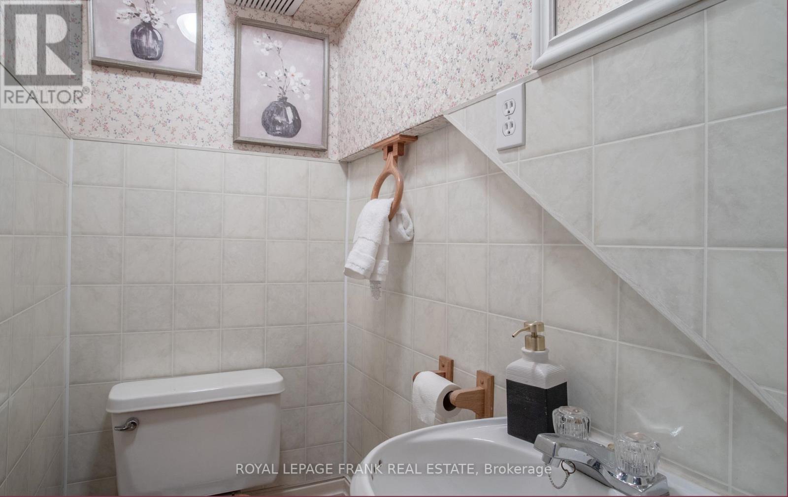 












33 FAIRBANKS STREET

,
Oshawa (Central),




Ontario
L1H2L7


