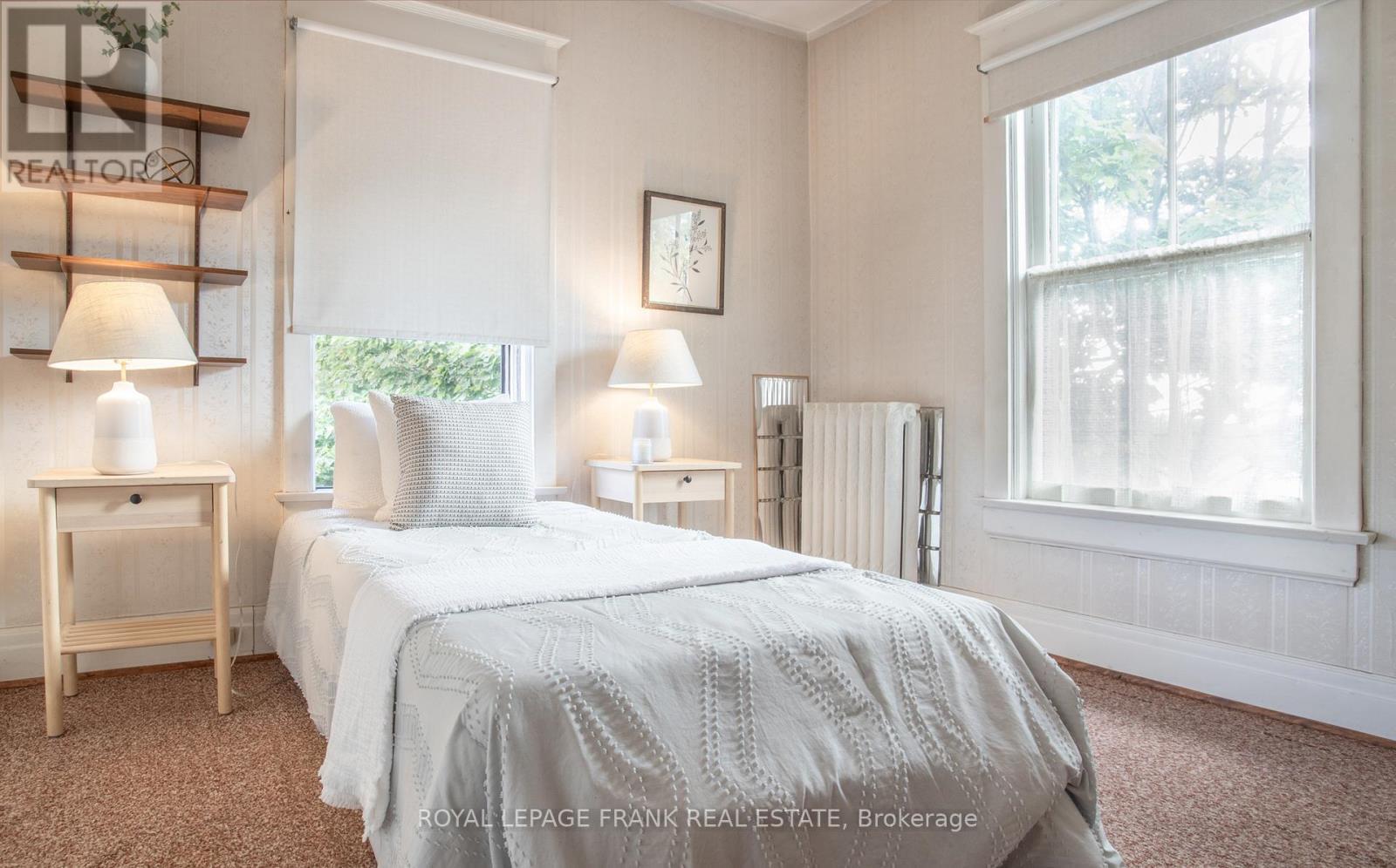 












33 FAIRBANKS STREET

,
Oshawa (Central),




Ontario
L1H2L7

