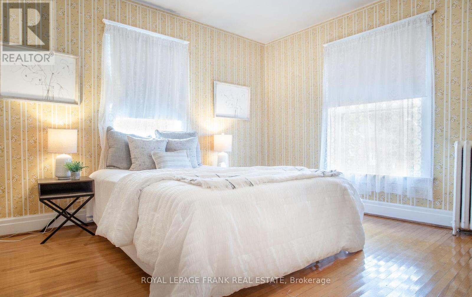 












33 FAIRBANKS STREET

,
Oshawa (Central),




Ontario
L1H2L7

