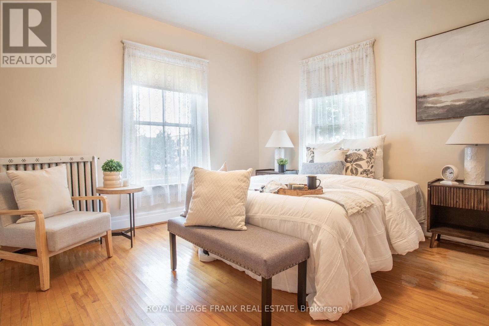












33 FAIRBANKS STREET

,
Oshawa (Central),




Ontario
L1H2L7

