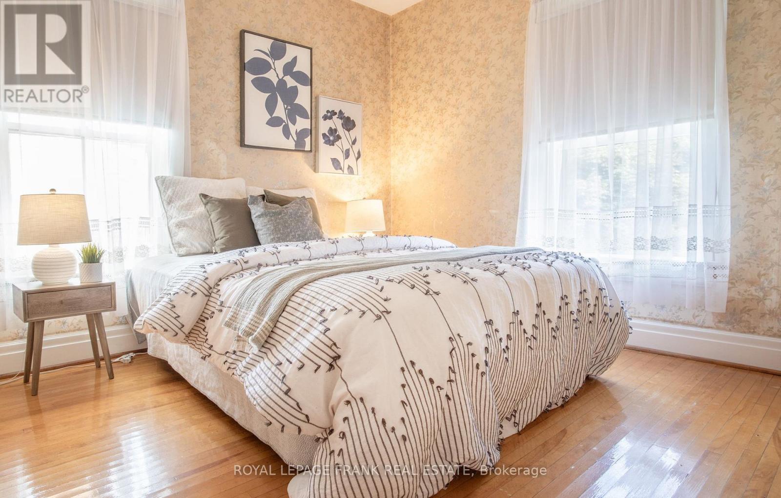 












33 FAIRBANKS STREET

,
Oshawa (Central),




Ontario
L1H2L7

