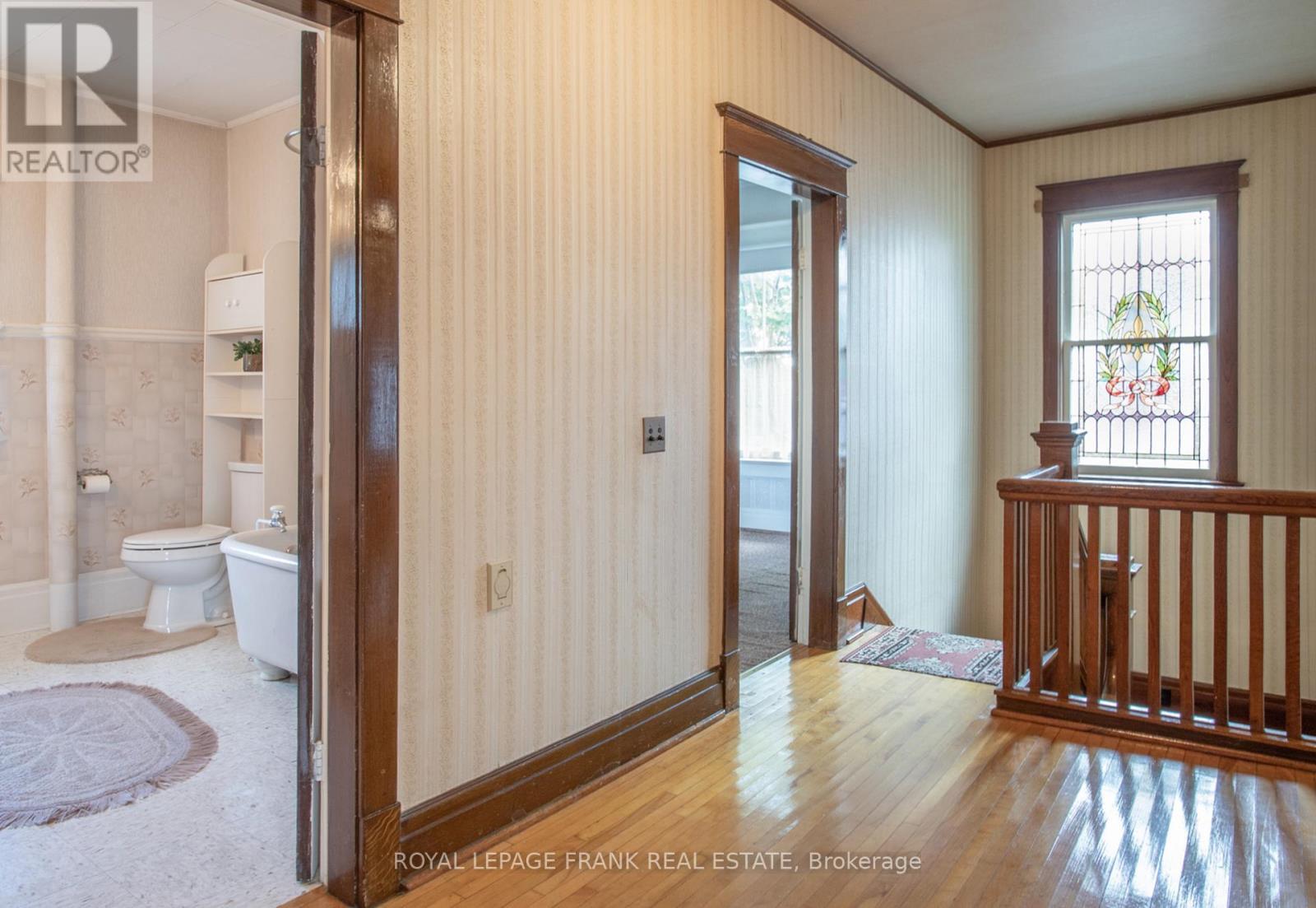 












33 FAIRBANKS STREET

,
Oshawa (Central),




Ontario
L1H2L7

