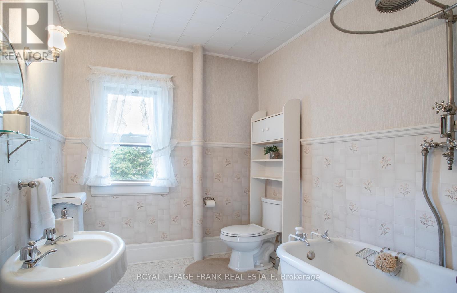 












33 FAIRBANKS STREET

,
Oshawa (Central),




Ontario
L1H2L7

