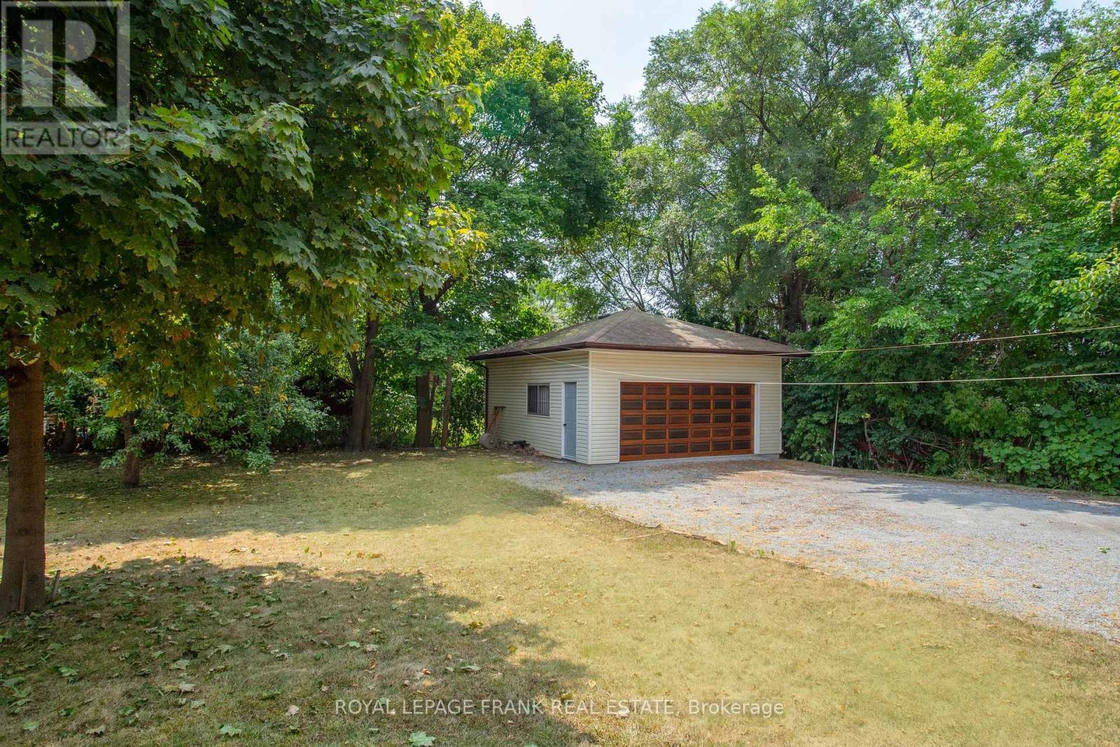 












33 FAIRBANKS STREET

,
Oshawa (Central),




Ontario
L1H2L7

