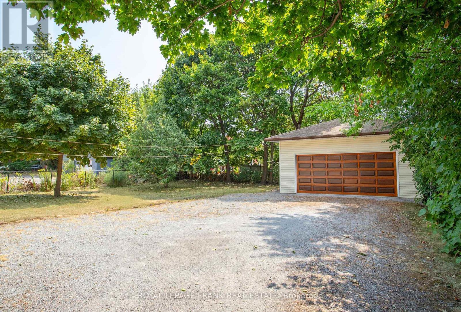 












33 FAIRBANKS STREET

,
Oshawa (Central),




Ontario
L1H2L7

