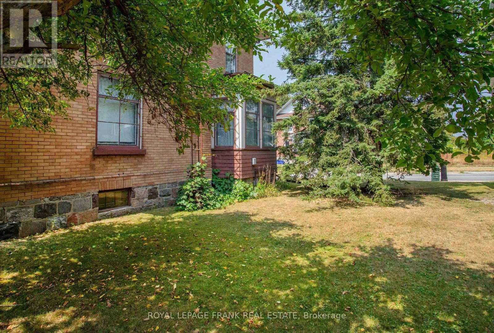 












33 FAIRBANKS STREET

,
Oshawa (Central),




Ontario
L1H2L7

