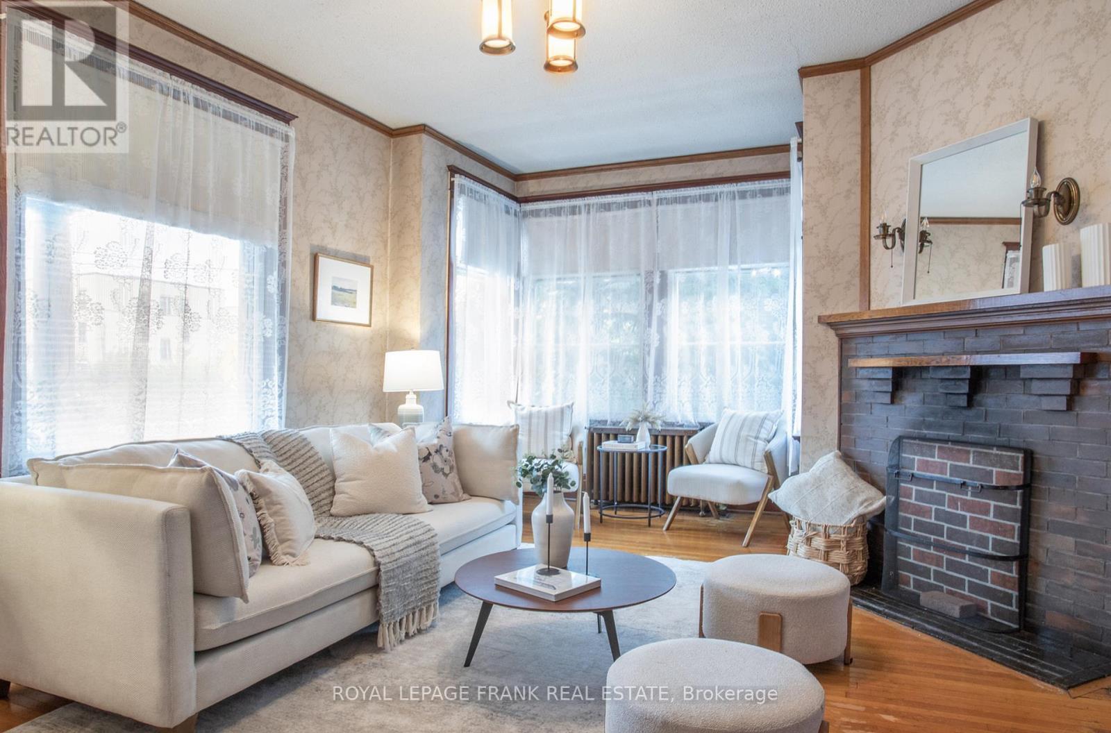 












33 FAIRBANKS STREET

,
Oshawa (Central),




Ontario
L1H2L7

