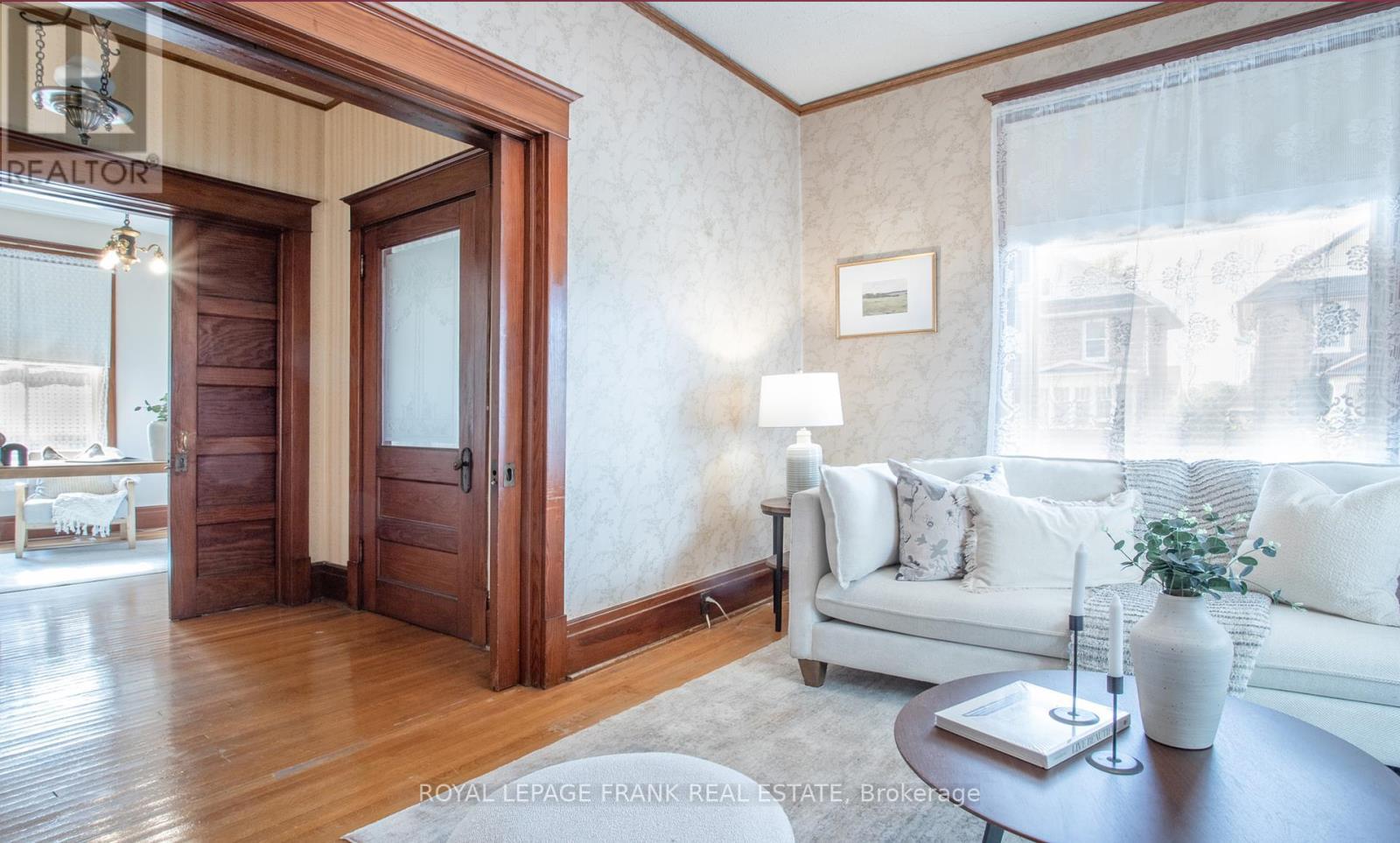 












33 FAIRBANKS STREET

,
Oshawa (Central),




Ontario
L1H2L7

