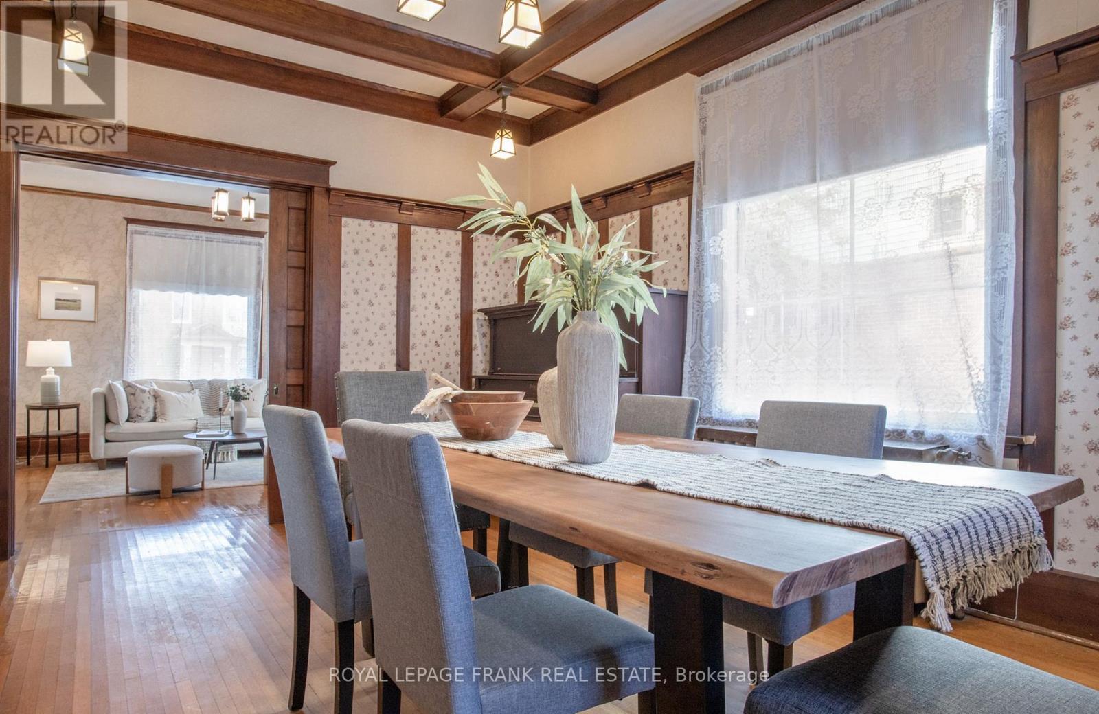 












33 FAIRBANKS STREET

,
Oshawa (Central),




Ontario
L1H2L7

