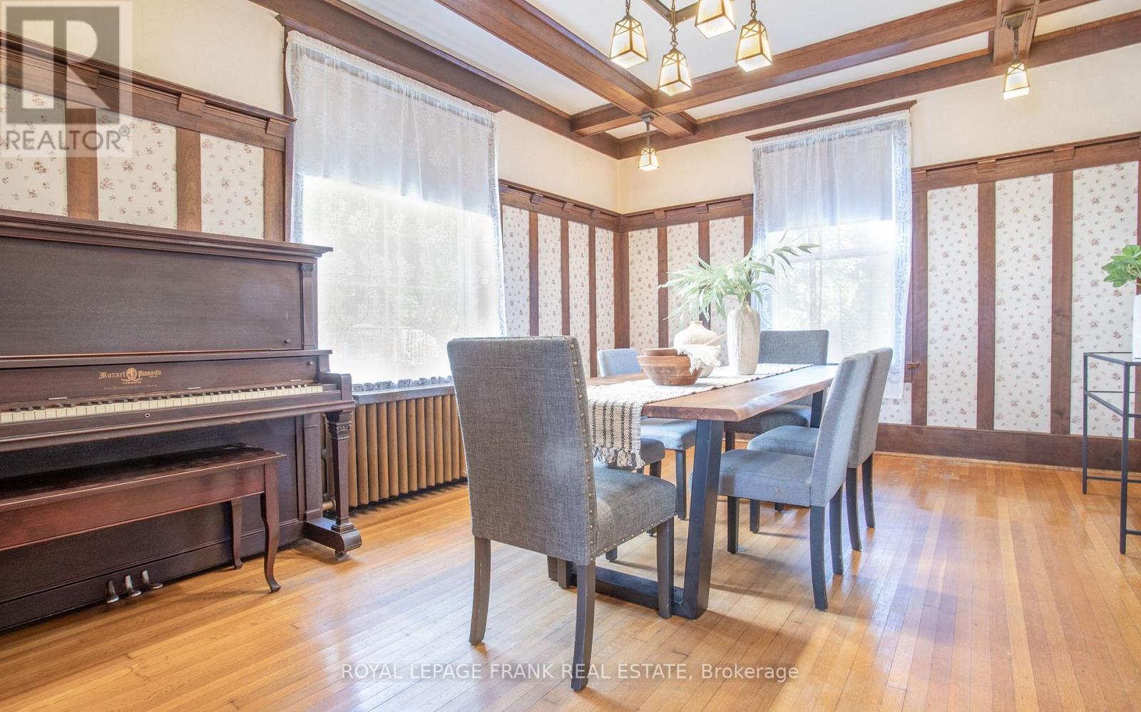 












33 FAIRBANKS STREET

,
Oshawa (Central),




Ontario
L1H2L7

