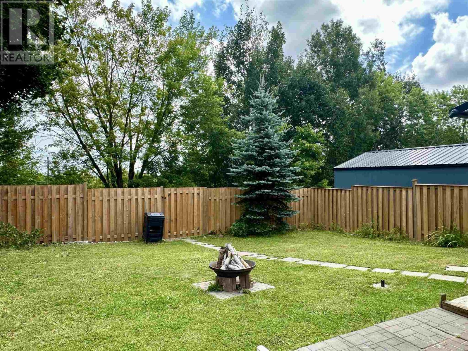 












37 Ste. Camillus CRES

,
Elliot Lake,




Ontario
P5A3J8

