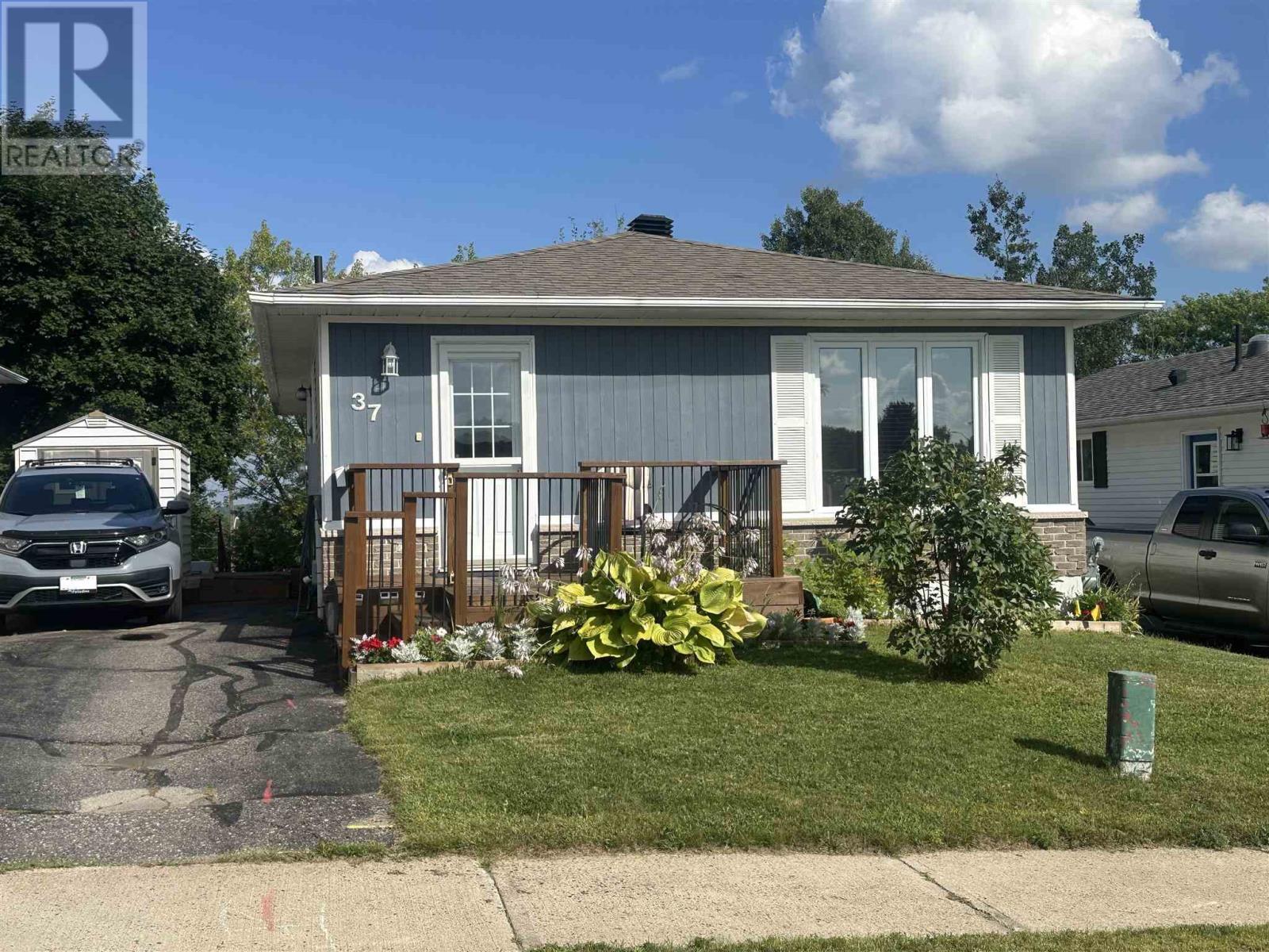 












37 Ste. Camillus CRES

,
Elliot Lake,




Ontario
P5A3J8

