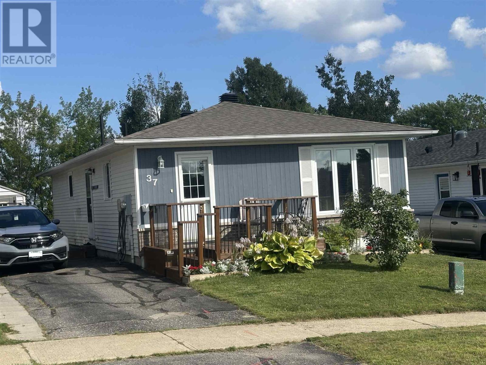 












37 Ste. Camillus CRES

,
Elliot Lake,




Ontario
P5A3J8

