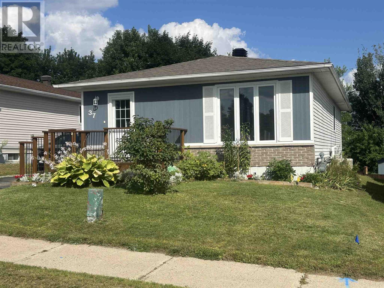 












37 Ste. Camillus CRES

,
Elliot Lake,




Ontario
P5A3J8

