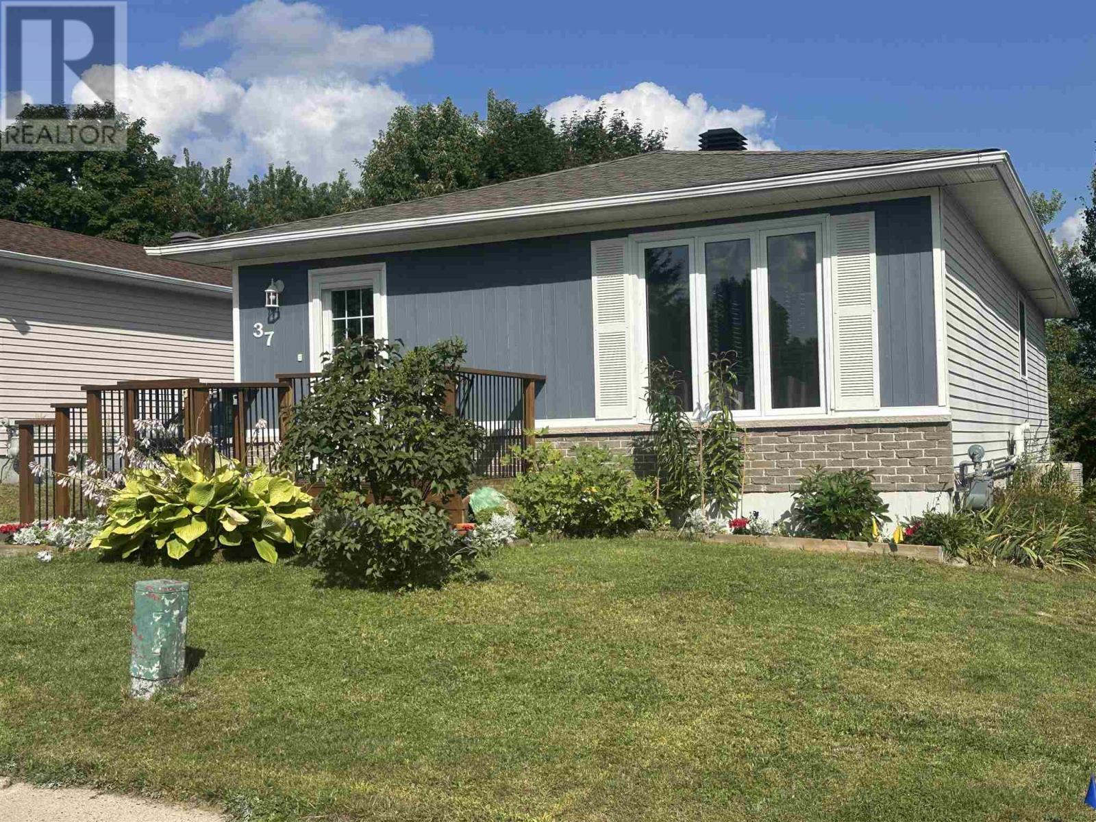 












37 Ste. Camillus CRES

,
Elliot Lake,




Ontario
P5A3J8

