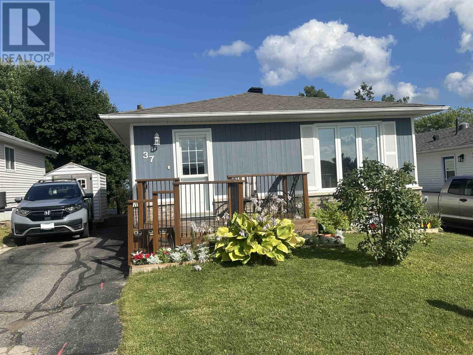 












37 Ste. Camillus CRES

,
Elliot Lake,




Ontario
P5A3J8

