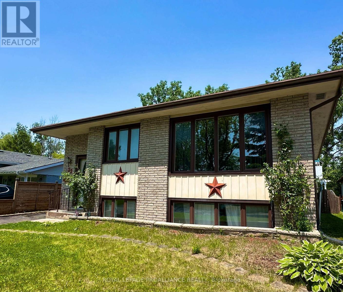 












22 CONNOLLY AVENUE

,
Quinte West (Trenton Ward),




Ontario
K8V5T4

