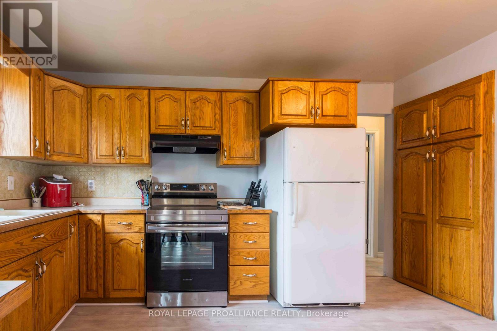 












22 CONNOLLY AVENUE

,
Quinte West (Trenton Ward),




Ontario
K8V5T4

