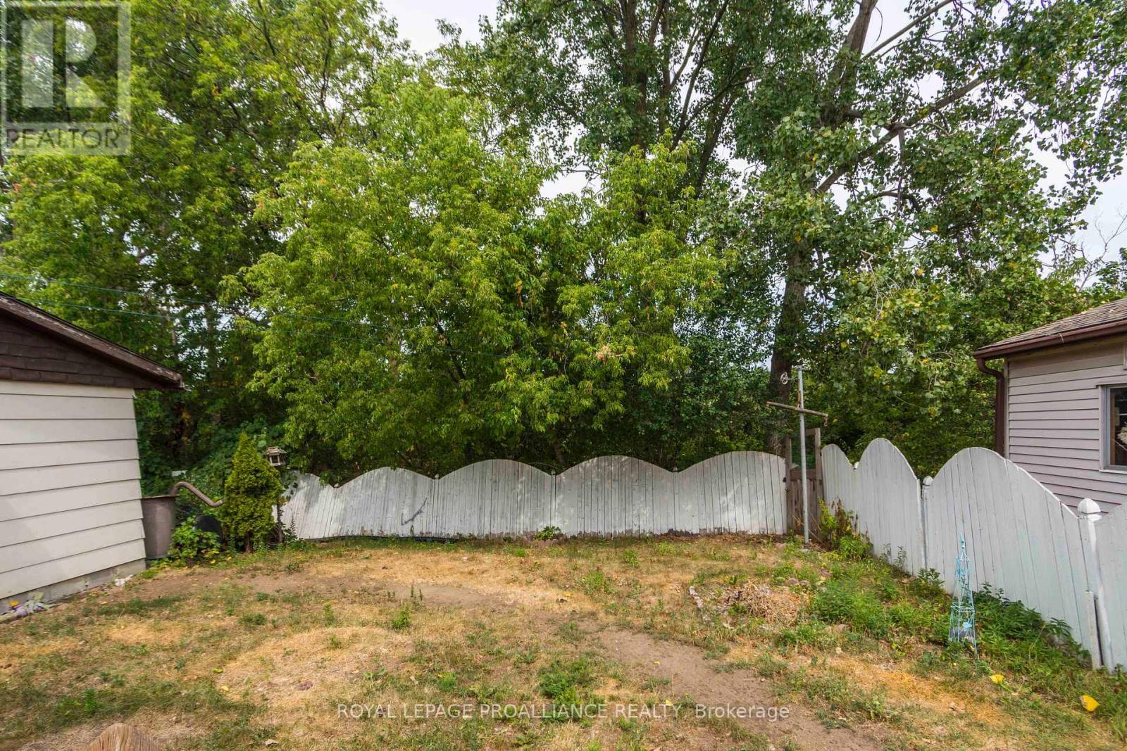 












22 CONNOLLY AVENUE

,
Quinte West (Trenton Ward),




Ontario
K8V5T4

