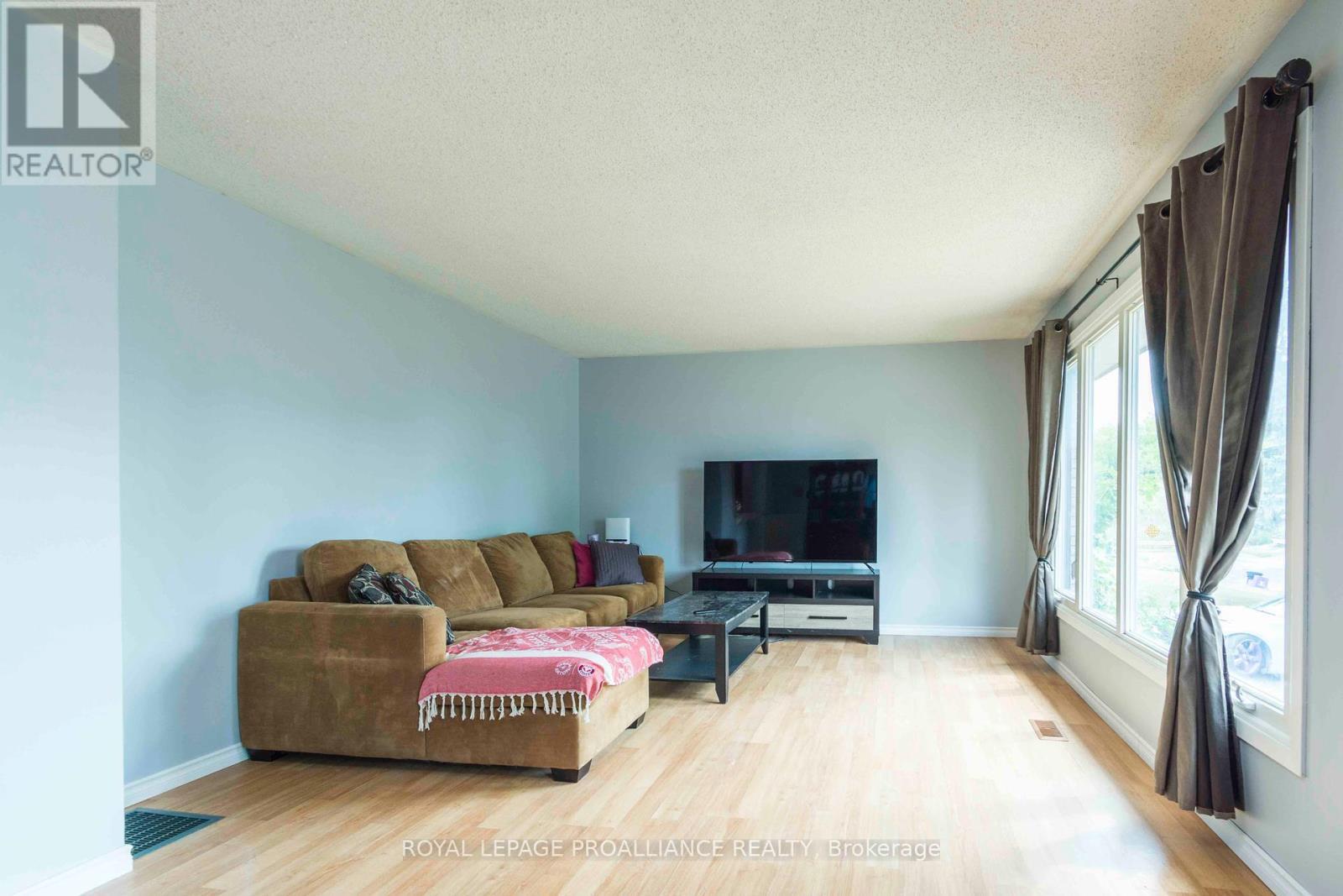 












22 CONNOLLY AVENUE

,
Quinte West (Trenton Ward),




Ontario
K8V5T4

