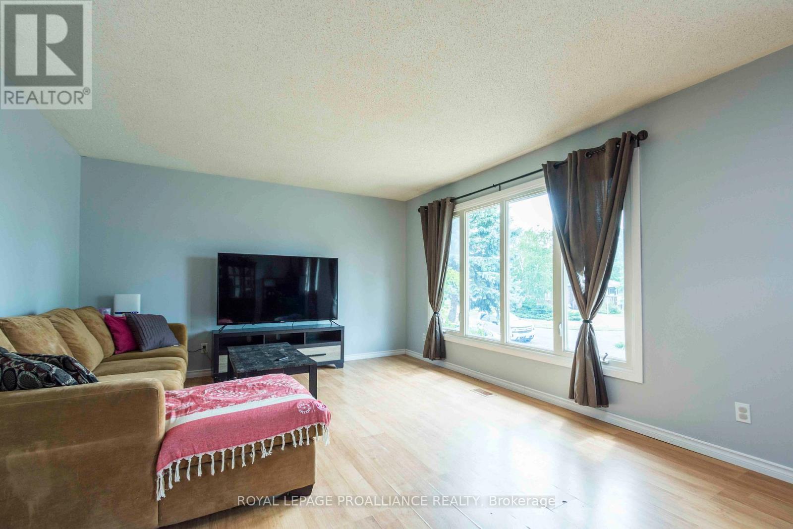 












22 CONNOLLY AVENUE

,
Quinte West (Trenton Ward),




Ontario
K8V5T4

