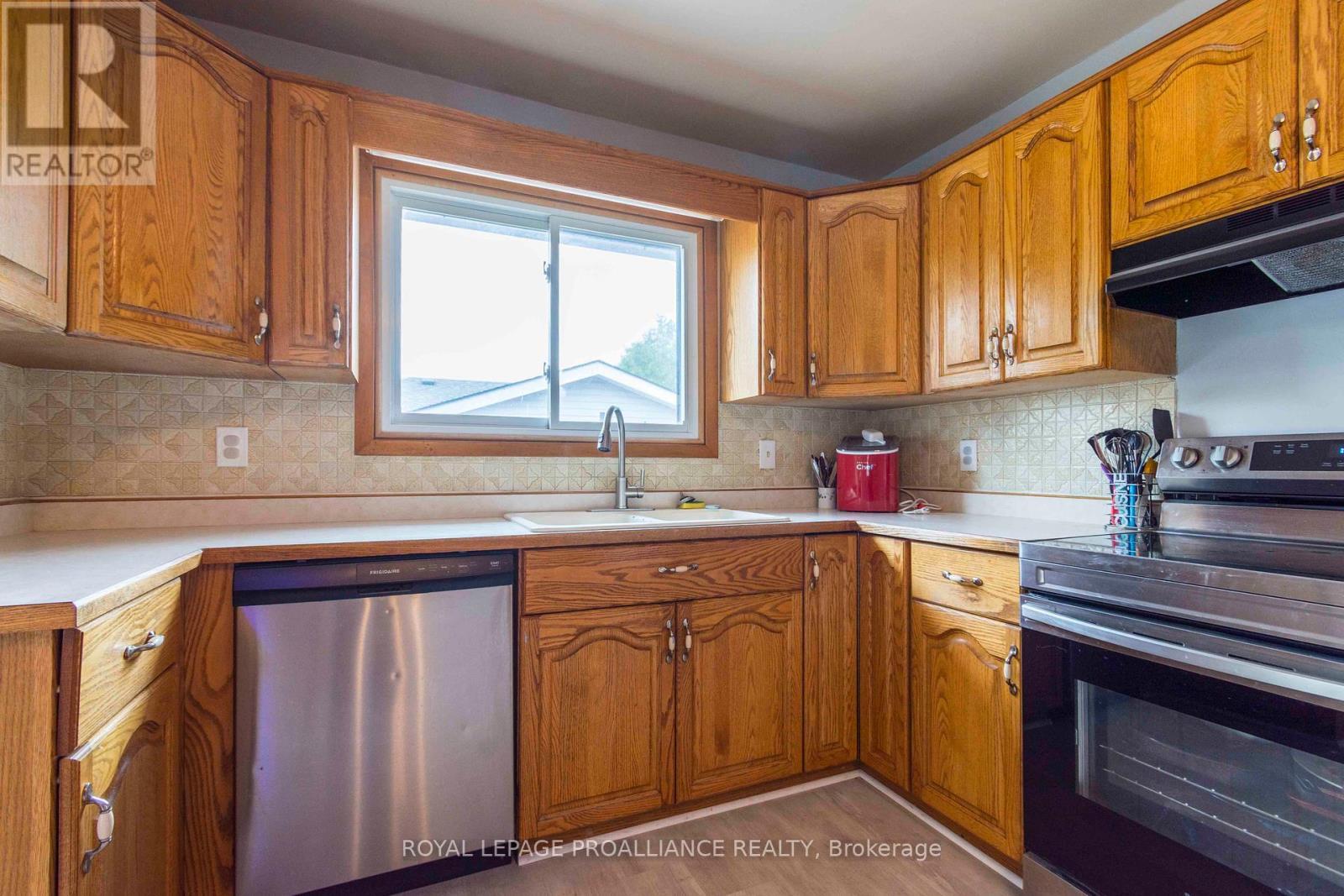 












22 CONNOLLY AVENUE

,
Quinte West (Trenton Ward),




Ontario
K8V5T4

