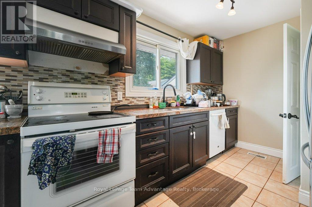 












8 EDWARD STREET

,
Parry Sound,




Ontario
P2A2W4

