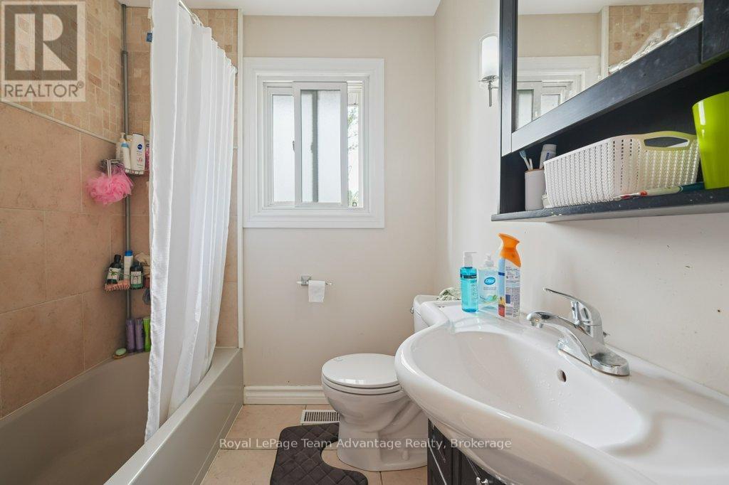 












8 EDWARD STREET

,
Parry Sound,




Ontario
P2A2W4

