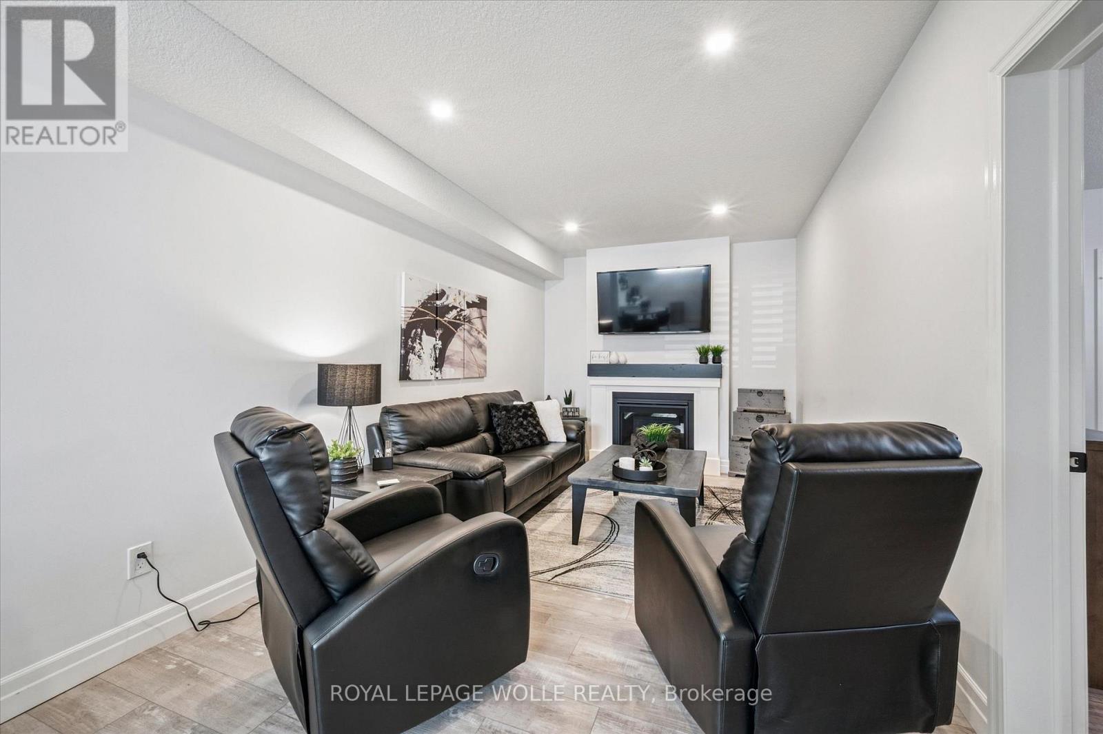 












164 WOODBERRY CRESCENT

,
Woolwich,




Ontario
N3B0E4

