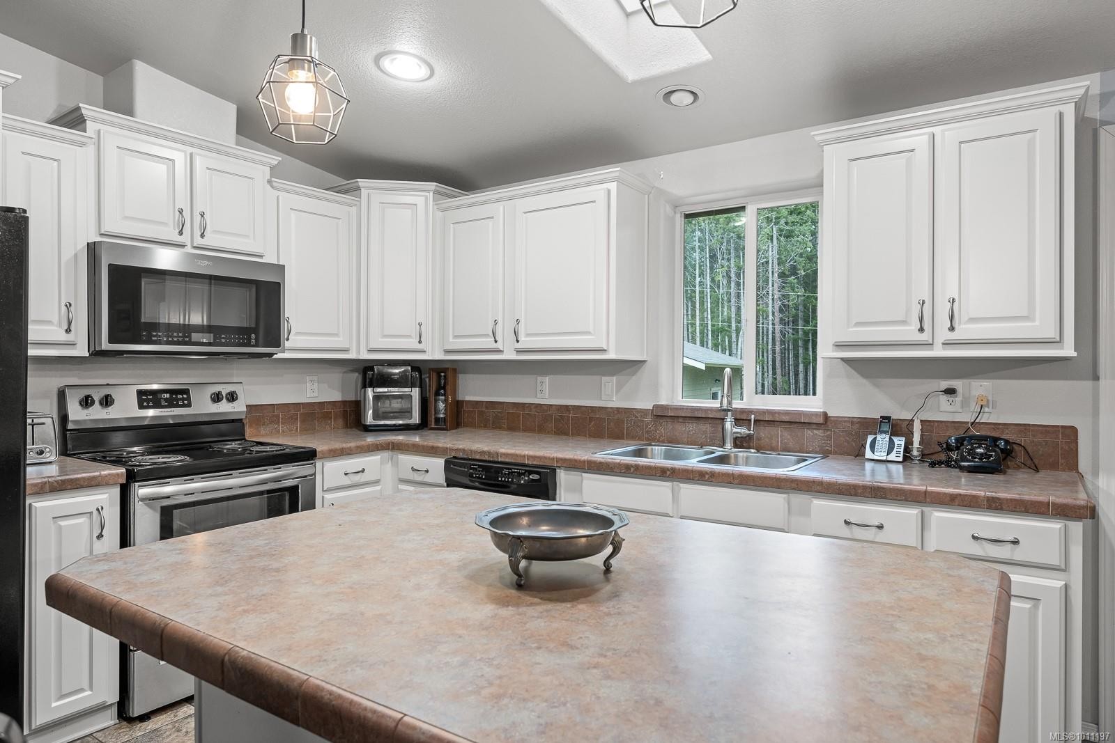 









1888


BATES

Rd,
Courtenay,




BC
V9J 1X4

