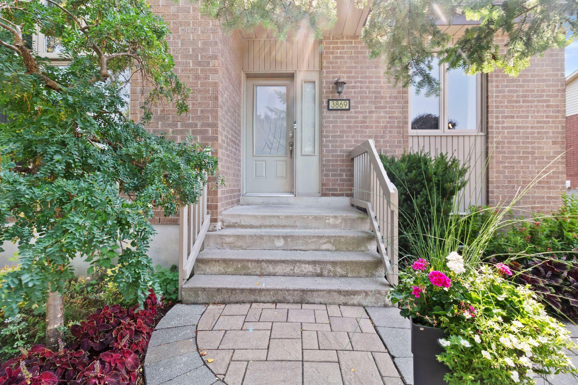 









3869


Rue des Pervenches

,
Longueuil (Saint-Hubert),




QC
J3Y8Z6

