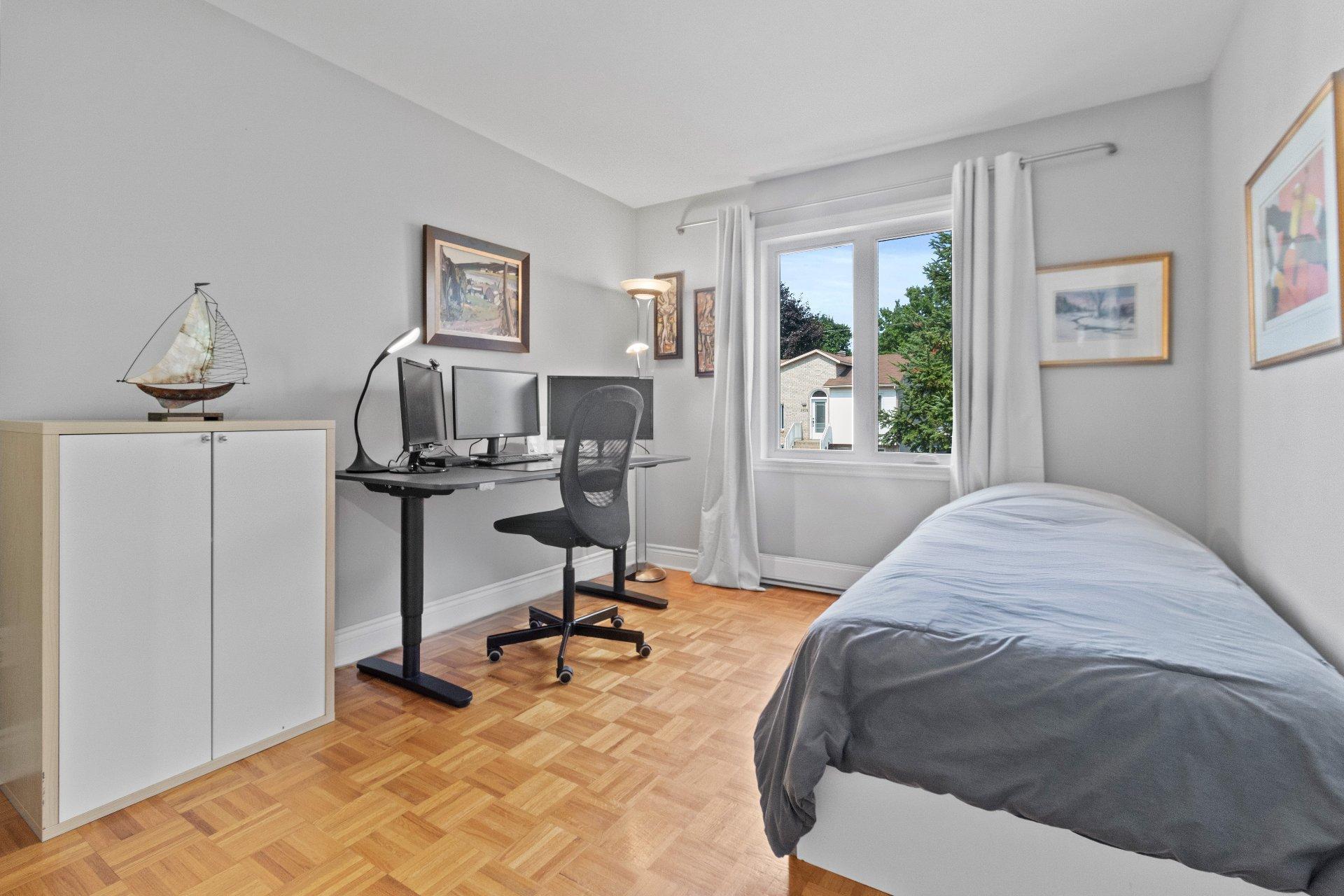 









3869


Rue des Pervenches

,
Longueuil (Saint-Hubert),




QC
J3Y8Z6

