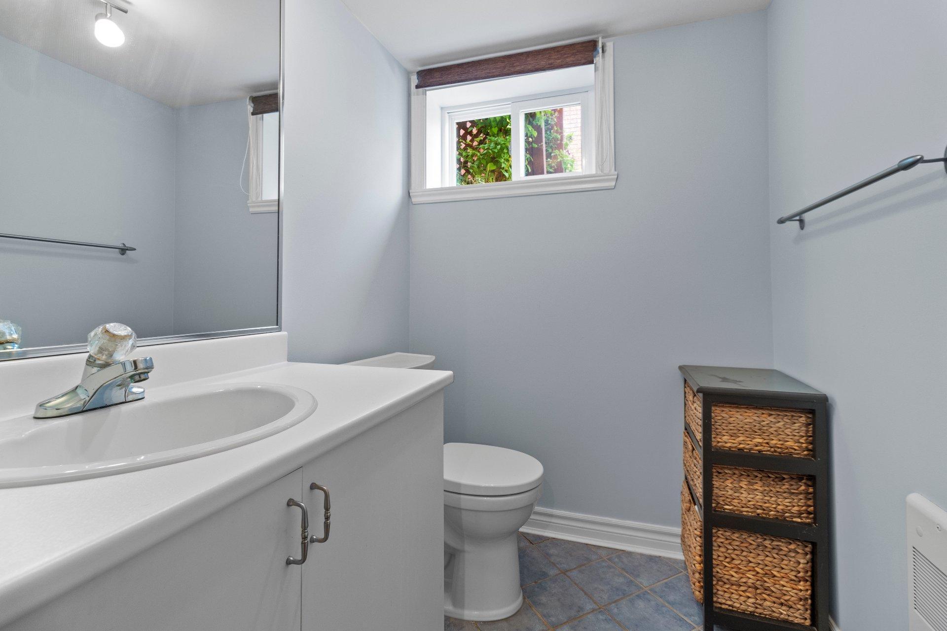 









3869


Rue des Pervenches

,
Longueuil (Saint-Hubert),




QC
J3Y8Z6

