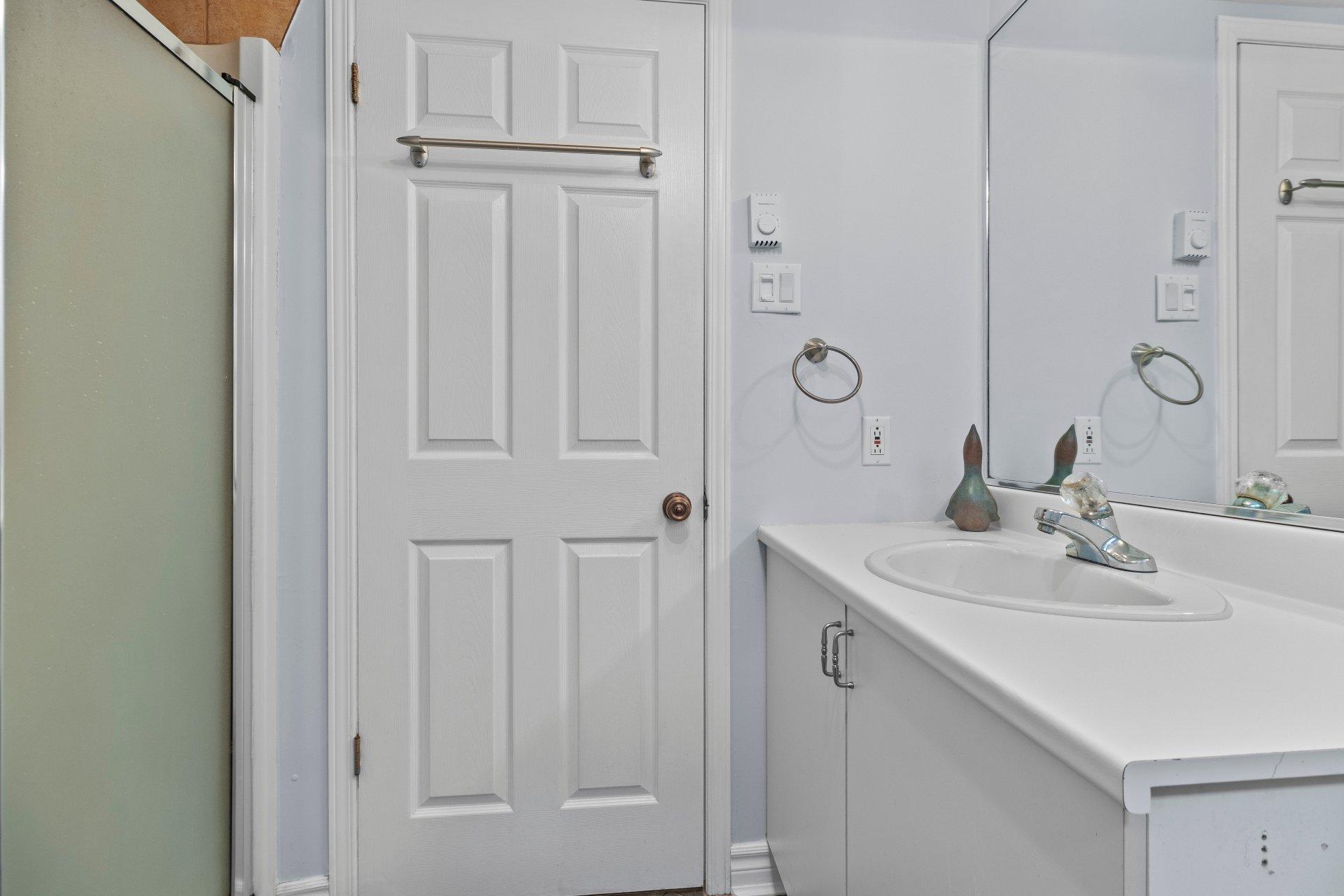 









3869


Rue des Pervenches

,
Longueuil (Saint-Hubert),




QC
J3Y8Z6

