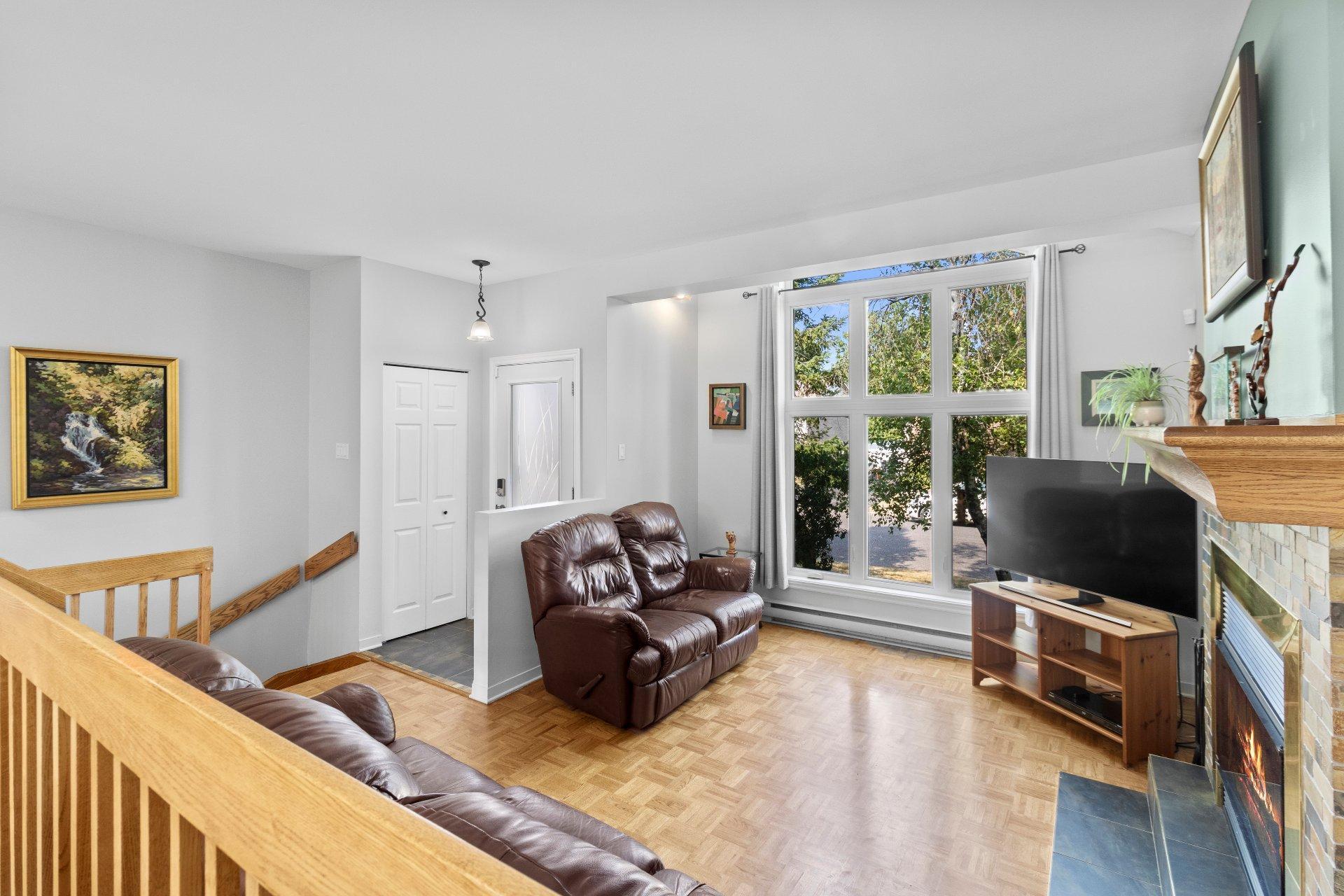 









3869


Rue des Pervenches

,
Longueuil (Saint-Hubert),




QC
J3Y8Z6

