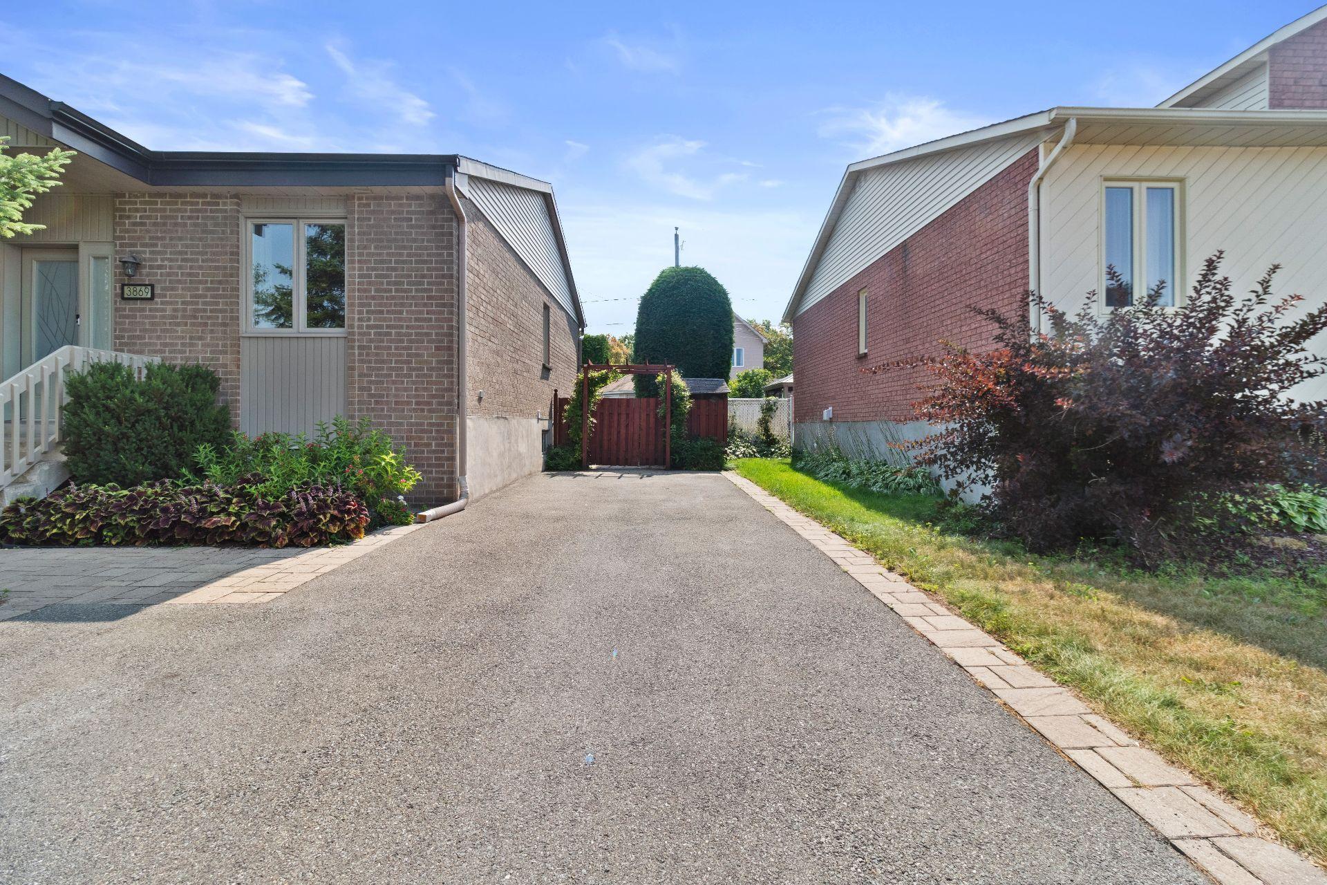 









3869


Rue des Pervenches

,
Longueuil (Saint-Hubert),




QC
J3Y8Z6

