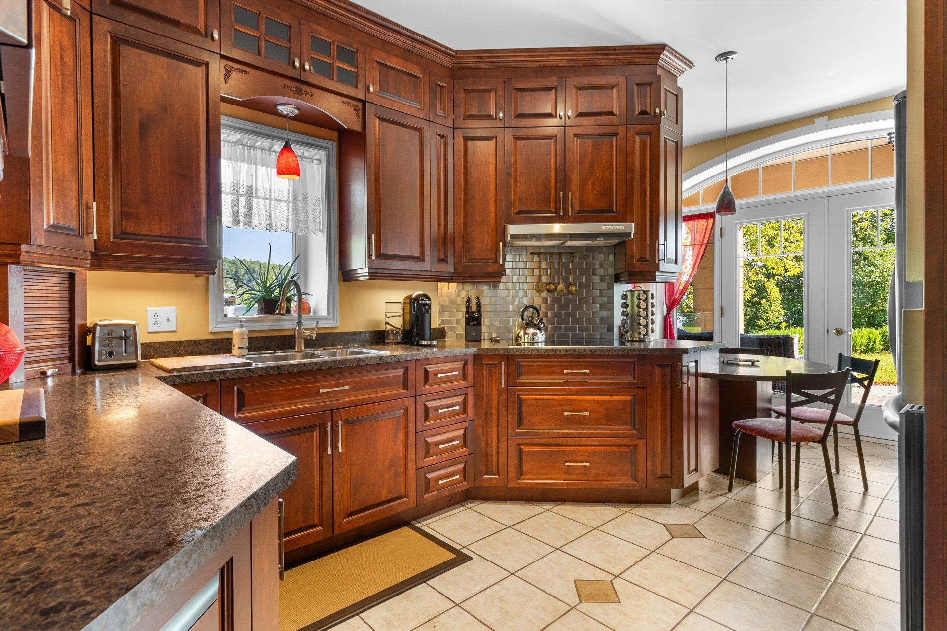 









523


Ch. de la Rivière-Bergeron

,
Piopolis,




QC
G0Y1H0

