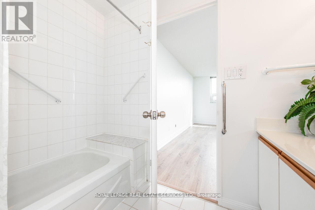 












1404 - 95 LA ROSE AVENUE

,
Toronto,




Ontario
M9P3T2

