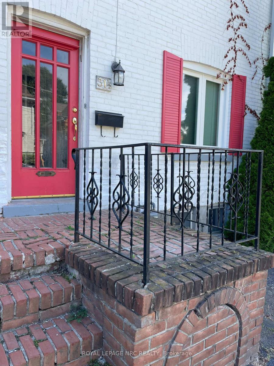 












31 1/2 ACADEMY STREET

,
St. Catharines (Downtown),




Ontario
L2R4Z9

