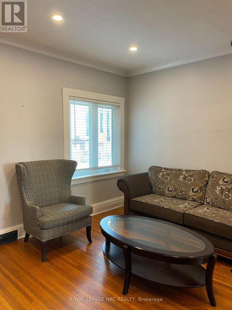 












31 1/2 ACADEMY STREET

,
St. Catharines (Downtown),




Ontario
L2R4Z9

